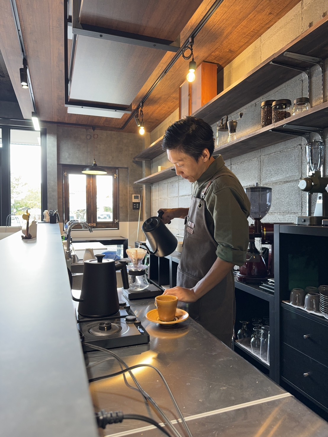 コーヒーを淹れる店主の画像